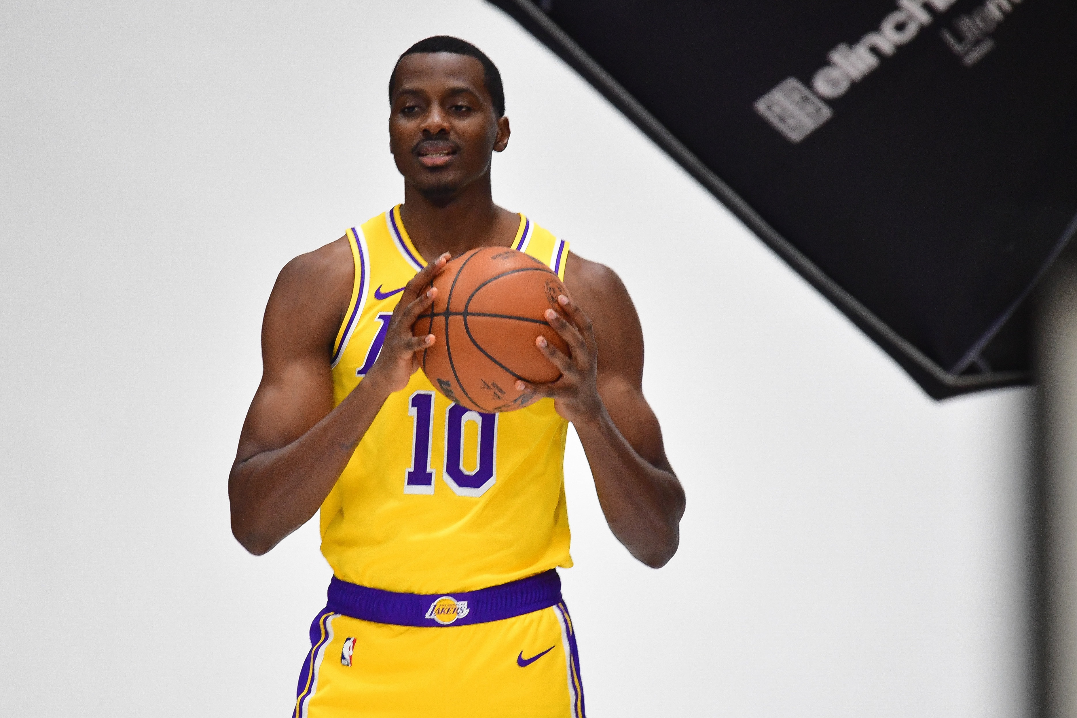 本-西蒙斯点赞回归76人评论引热议，自由球员去向成焦点