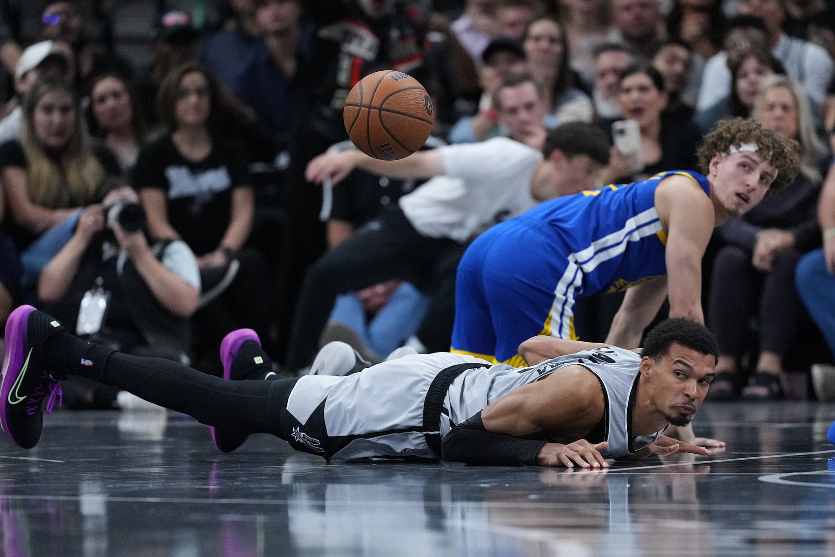 新秀谢泼德31分率火箭逆转勇士，库里伤退埋隐患，火箭104-100客胜