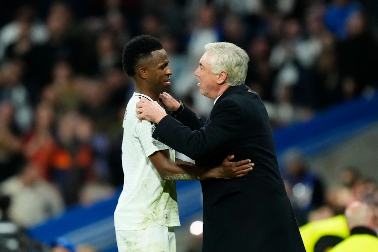 英超双雄前景迥异：维拉轻取狼队无悬念，曼联锋无力恐再折戟