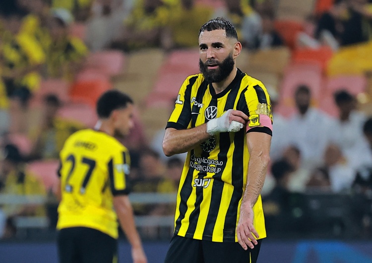 曼奇尼领奖避谈罗马争冠：联赛才启幕，冠军话题尚早