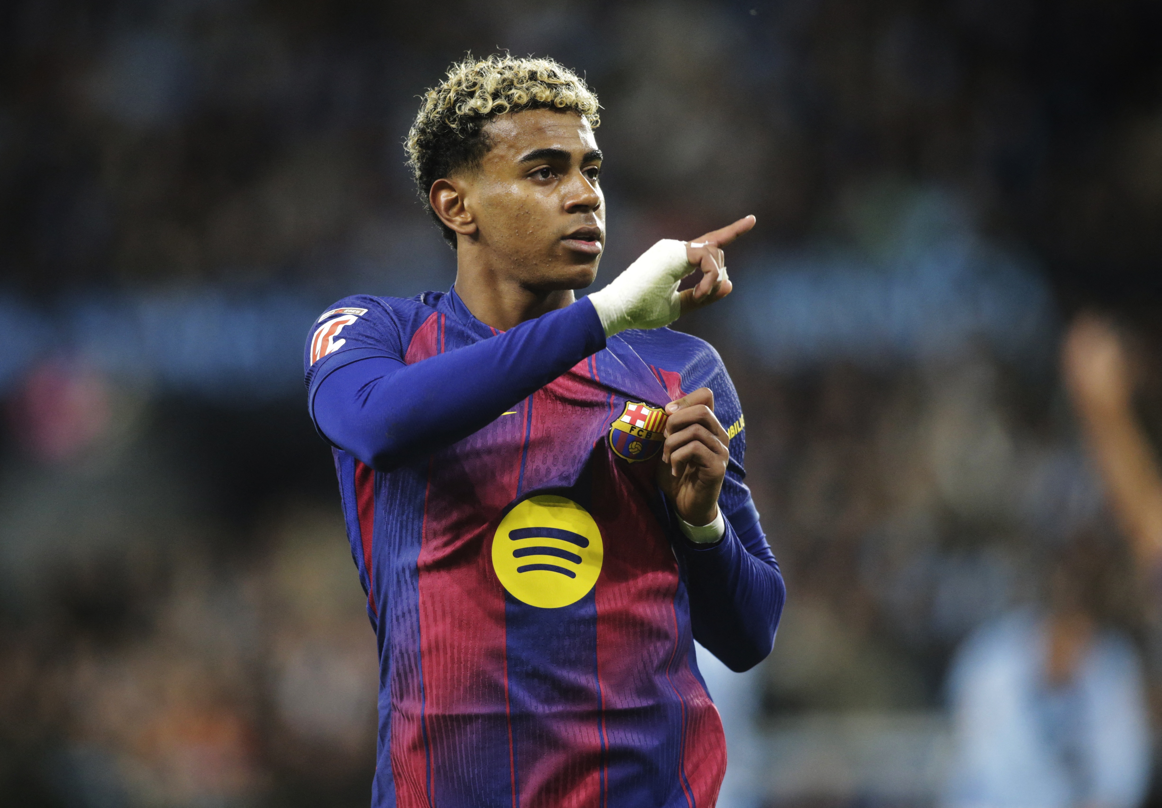 罗西追忆与马拉多纳传奇相遇：单膝跪地亲吻球王左脚的震撼瞬间